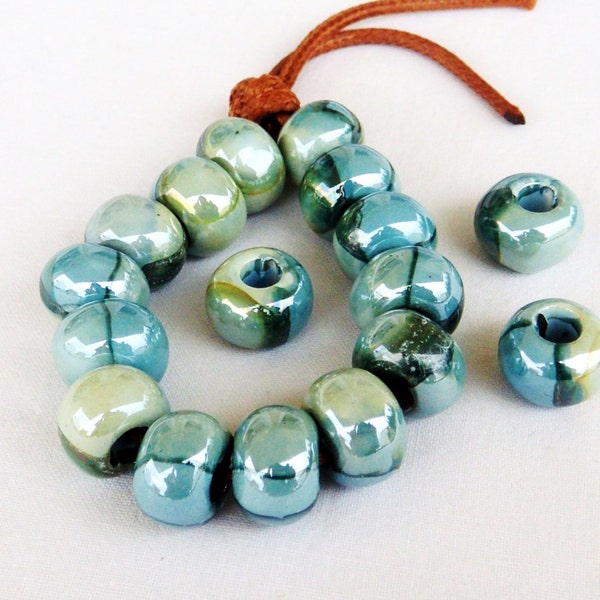 Perles de céramique rondes, céramique émaillée faite à la main, céramique grecque émaillée, grandes perles en céramique rondes organiques, bleu beige multi, 14x11mm-2 pcs