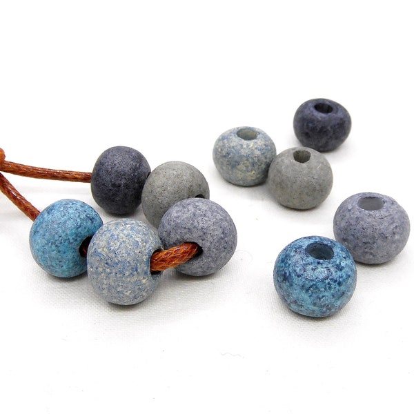 Perles rondes en céramique, boules mates non vitrées faites à la main, 8 mm, 10 mm, 14 mm, perles en céramique organique de 17 mm, nuances bleu gris - Ensemble de 5 pcs