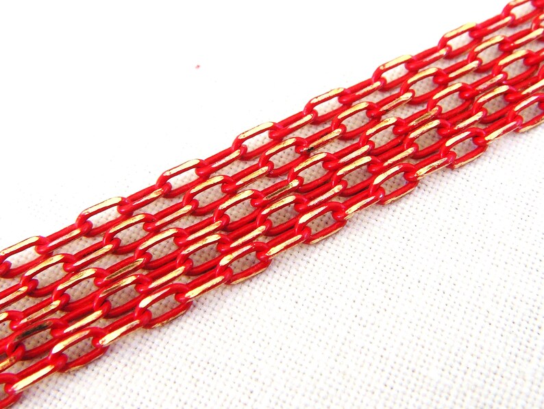 K&ouml;nnte beinhalten: Rote und goldene Kette mit einem Gliedermuster. Die Kette ist aus Metall und hat eine gl&auml;nzende Oberfl&auml;che.