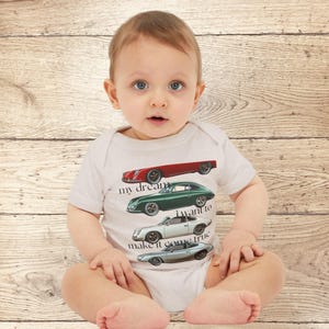 Vintage Car Dream niemowlęcy body, niemowlęcy jednoczęściowy, prezent dla miłośników samochodów, uroczy strój dla dziecka, prezent na baby shower, zabawna odzież dla niemowląt