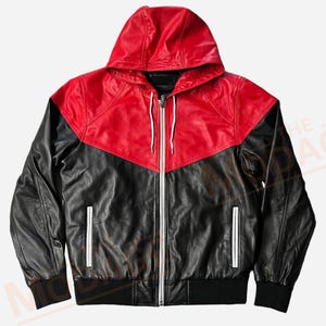 K&ouml;nnte beinhalten: Eine schwarze und rote Lederjacke mit Rei&szlig;verschluss und Kapuze. Die Jacke hat ein kontrastierendes Farbdesign mit einer roten Kapuze und einem oberen Teil und einem schwarzen unteren Teil.