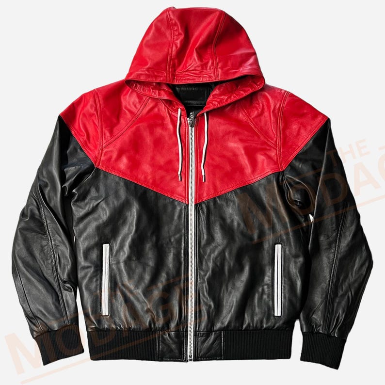 K&ouml;nnte beinhalten: Eine schwarze und rote Lederjacke mit Rei&szlig;verschluss und Kapuze. Die Jacke hat ein kontrastierendes Farbdesign mit einer roten Kapuze und einem oberen Teil und einem schwarzen unteren Teil.
