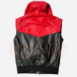 K&ouml;nnte beinhalten: Eine schwarze und rote Lederjacke mit Rei&szlig;verschluss und Kapuze. Die Jacke hat ein kontrastierendes Farbdesign mit einem roten Oberteil und einem schwarzen Unterteil.