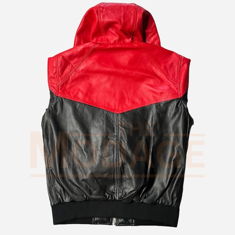 K&ouml;nnte beinhalten: Eine schwarze und rote Lederjacke mit Rei&szlig;verschluss und Kapuze. Die Jacke hat ein kontrastierendes Farbdesign mit einem roten Oberteil und einem schwarzen Unterteil.