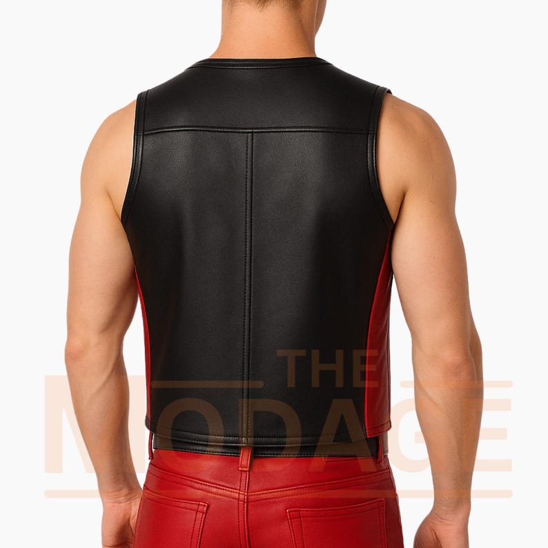 Op de afbeelding: Zwarte leren vest met rode zijpanelen. Het vest heeft een klassiek design met een ronde halslijn en een getailleerde pasvorm. De achterkant van het vest is zwart met verticale stikseldetails. Het vest wordt gecombineerd met een rode leren broek.