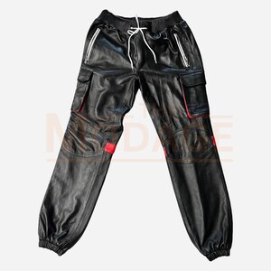 K&ouml;nnte beinhalten: Schwarze Leder-Cargohose mit roten Akzenten und einem Kordelzug.