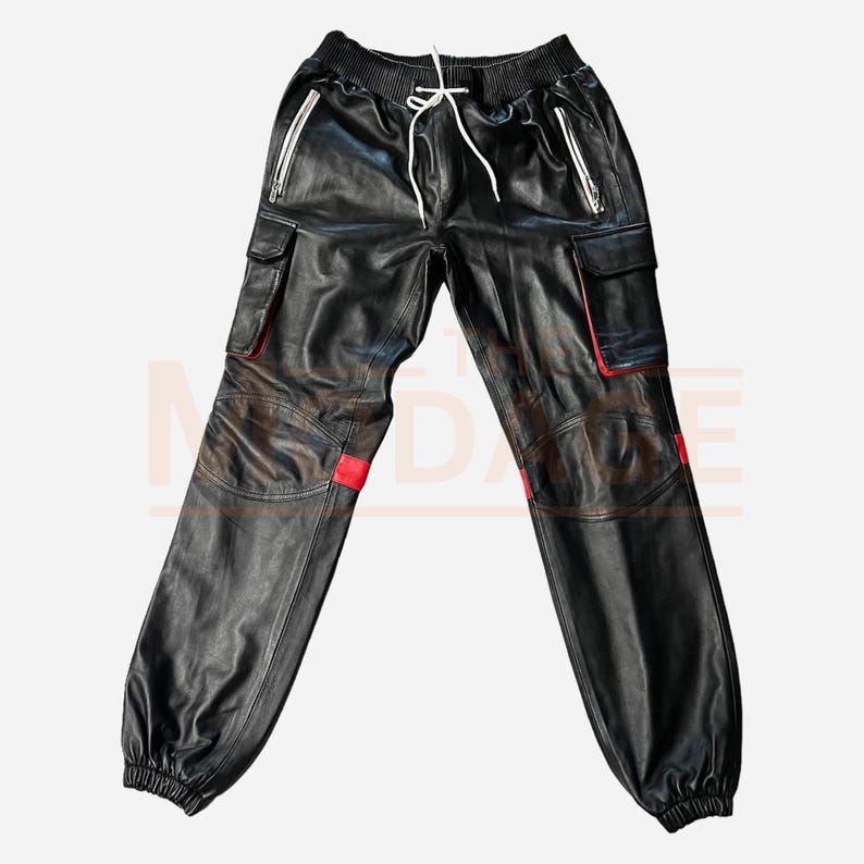 K&ouml;nnte beinhalten: Schwarze Leder-Cargohose mit roten Akzenten und einem Kordelzug.