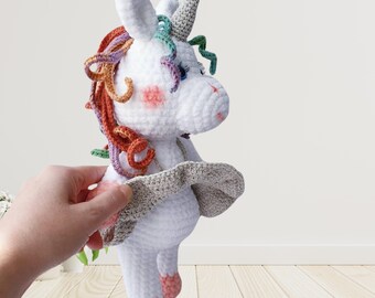 Patrón de unicornio amigurumi: hilo de terciopelo, detalles en rosa suave - PDF de crochet