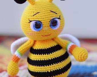 Patrón de abejorro de crochet: Juguete amigurumi con rayas y alas