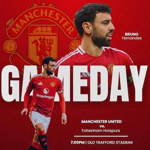 Könnte beinhalten: Ein Werbegrafik für ein Fußballspiel von Manchester United. Das Bild zeigt Bruno Fernandes in einem roten Trikot, das Teamlogo und den Text "GAMEDAY". Das Spiel findet gegen Tottenham Hotspurs im Old Trafford Stadium statt.