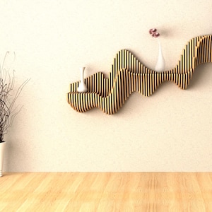 Puede incluir: Una estanter&iacute;a de pared de madera con un dise&ntilde;o ondulado. La estanter&iacute;a tiene tres niveles y est&aacute; decorada con jarrones blancos y flores rojas.