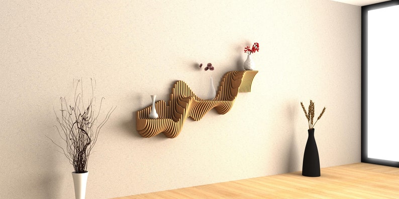 Puede incluir: Una estanter&iacute;a de pared de madera con un dise&ntilde;o ondulado. La estanter&iacute;a tiene tres niveles y est&aacute; decorada con jarrones y flores.