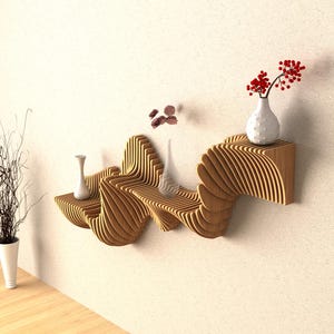 Puede incluir: Una estanter&iacute;a de pared de madera con un dise&ntilde;o ondulado. La estanter&iacute;a tiene tres niveles y est&aacute; decorada con jarrones y flores.