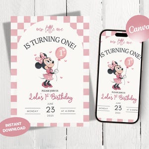 Puede incluir: Una invitación de cumpleaños con Minnie Mouse sosteniendo un globo con el número uno. La invitación tiene un borde a cuadros rosa y blanco e incluye el texto "Our little one is turning one!" y "Lola's 1st Birthday".