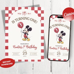 Op de afbeelding: Een verjaardagsuitnodiging met een Mickey Mouse-illustratie die een ballon met het nummer 1 vasthoudt. Het ontwerp heeft een rood-witte geruite rand en de tekst "Our little one is turning one!" en "Hunter's 1st Birthday."