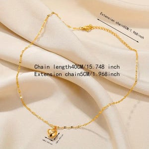 Pu&ograve; includere: Una collana a catena d'oro con un piccolo ciondolo a forma di cuore. La catena &egrave; lunga 40 cm con una catena di estensione di 5 cm.