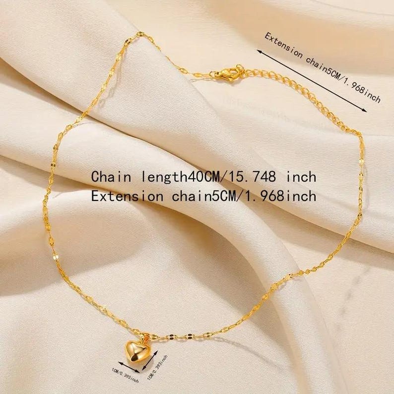Pu&ograve; includere: Una collana a catena d'oro con un piccolo ciondolo a forma di cuore. La catena &egrave; lunga 40 cm con una catena di estensione di 5 cm.