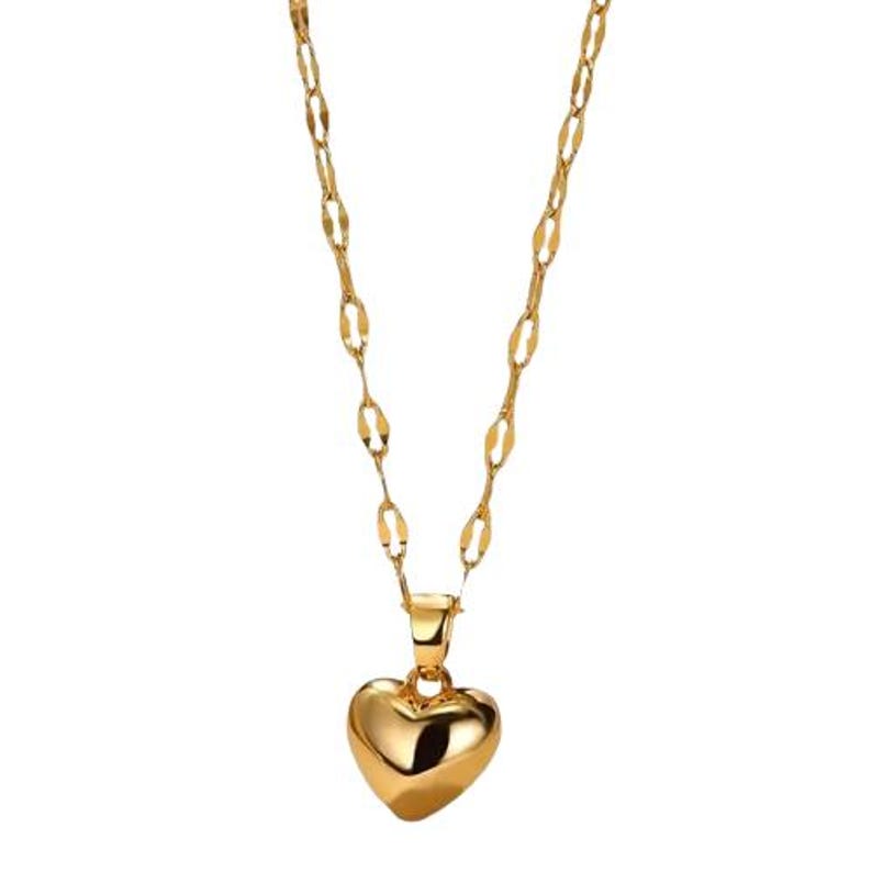 Pu&ograve; includere: Una collana a catena d'oro con un ciondolo a forma di cuore.