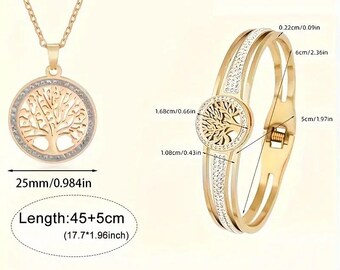Può includere: Un set di collana e braccialetto dorati con un ciondolo ad albero della vita decorato con strass scintillanti. La collana è lunga 45 cm e il braccialetto ha un diametro di 5 cm.