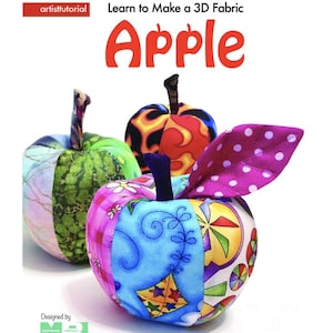 Pode incluir: Três maçãs de tecido coloridas com caules e folhas. As maçãs são feitas de vários tecidos estampados, incluindo desenhos florais, geométricos e abstratos. O texto "Learn to Make a 3D Fabric Apple" está no topo.