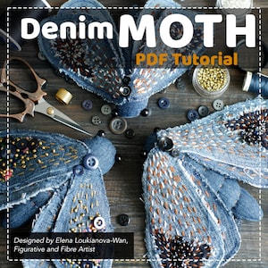以下が含まれることがあります： 「Denim MOTH PDF Tutorial」のテキストが入った、デニムの蛾のクラフトプロジェクト。画像には、詳細な刺繍、ボタン、ビーズで飾られた3つのデニムの蛾の形が写っています。ハサミや糸などの縫製道具が蛾の周りに配置されています。