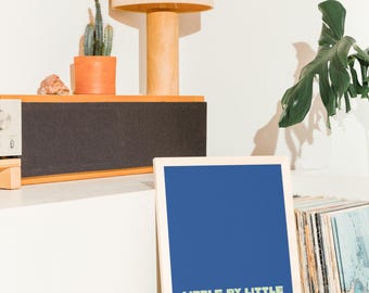 Impresión con cita inspiradora "Poco a poco" en azul y verde, arte mural moderno, póster tipográfico, arte estético imprimible, descarga digital