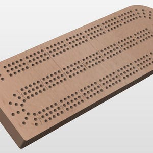 Op de afbeelding: Een lichtbruin houten cribbagebord. Het bord heeft drie rijen gaten om te prikken en een afgerond uiteinde. Het woord "Start" staat aan de linkerkant. Ontworpen voor het kaartspel cribbage.