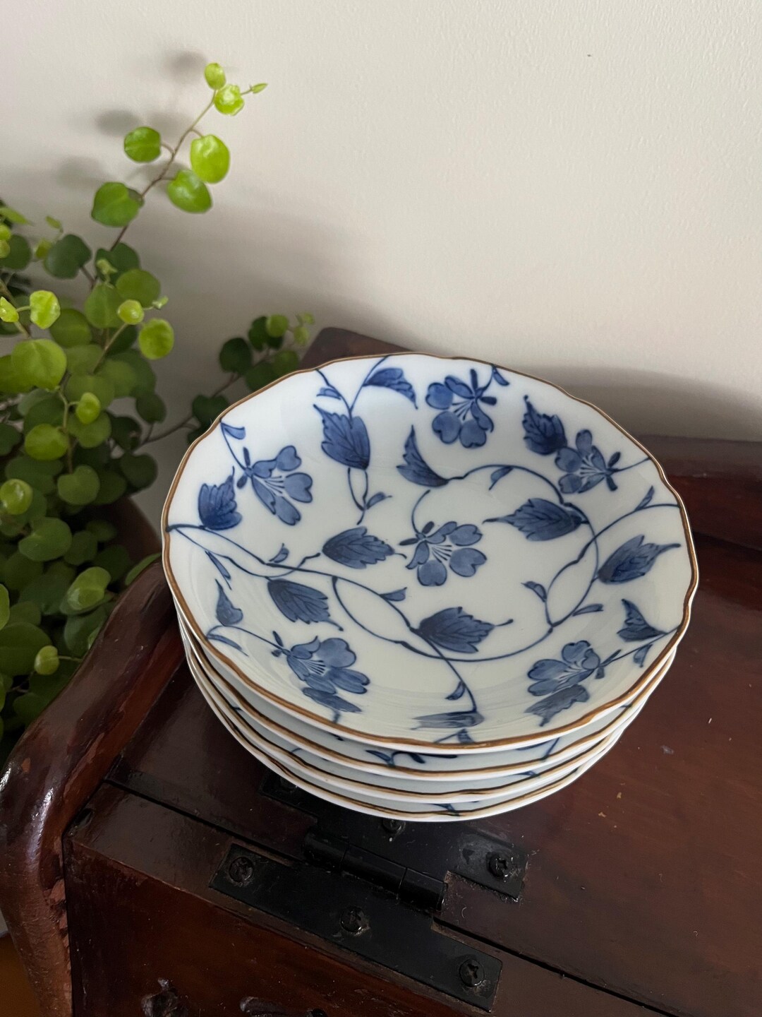 Handmade Arita Ware Yoraku Petal Shape Plate