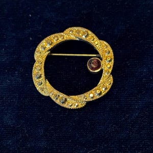 Vintage Textured Gold Wreath with garnet stone brooch