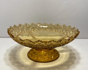 Bol de pedestal de cristal ámbar con margaritas y botones