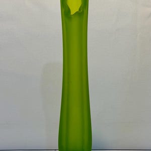 Grünes Satin Glas Westmoreland Swung Sockel Vase