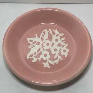 Piatto da torta in gres Cameoware da 23 cm con decorazione floreale rosa.