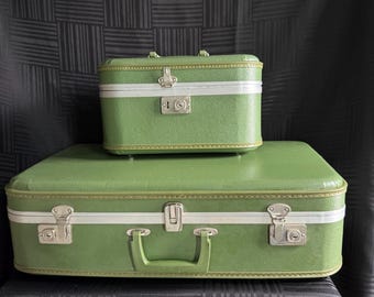 Maleta rígida color verde aguacate con llaves.