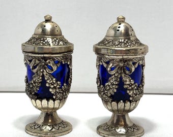 Silberne Platte und Kobalt-Blau-Glas-Salz- und Pfefferstreuer