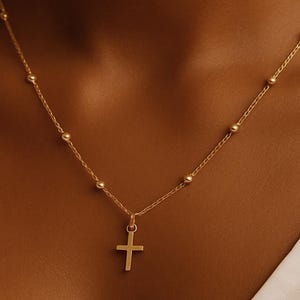 Collier croix en or délicat, collier croix en or 18 carats, pendentif croix minimaliste, cadeau de confirmation, cadeau de baptême, cadeau religieux
