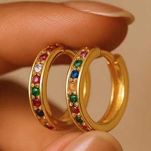 Orecchini con pietra portafortuna placcati in oro, orecchini con pietra portafortuna multicolore, orecchini a cerchio Huggie in argento, regali per la festa della mamma, regali di compleanno per la mamma