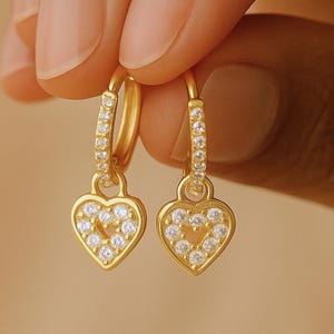 Delicati orecchini pendenti a forma di cuore in oro, orecchini con ciondolo placcati in oro 18k, orecchini a cerchio con diamanti, gioielli da sposa, regalo per damigelle d'onore