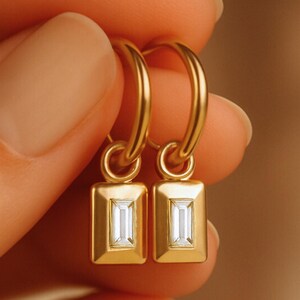 Orecchini pendenti placcati in oro 18 carati, orecchini a cerchio Huggie in argento sterling, delicati gioielli con pietra portafortuna a forma di baguette, regalo di compleanno per la mamma.