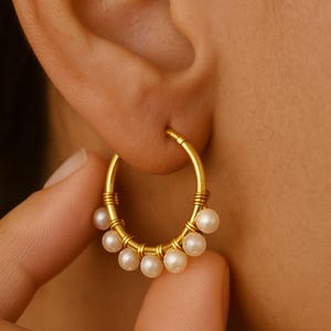 Orecchini a cerchio minimalisti con perle impilabili, orecchini a cerchio in oro 18k, orecchini delicati in argento sterling, regalo per damigella d'onore, regalo per la festa della mamma per lei