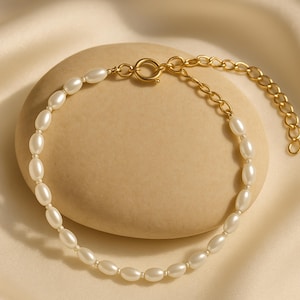 Minimalistische natuurlijke zoetwaterparelarmband, gelaagde parelarmband, gouden bruidsarmband, sierlijke sieraden, bruidsmeisje cadeau voor haar