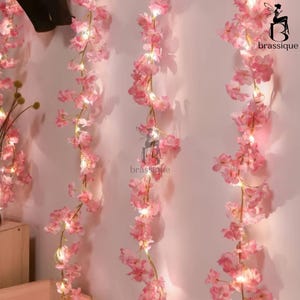 Guirnalda de luces de hadas con flores, impermeables, con rosas, para dormitorio, decoración floral en blanco cálido, luces de pared estéticas para habitaciones, decoración para bodas y fiestas.
