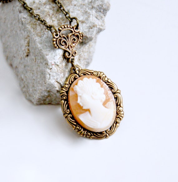 Lady hot sale cameo pendant