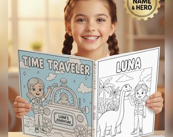 Può includere: Una ragazza sorride mentre tiene aperto un libro da colorare personalizzato. La copertina recita "TIME TRAVELER" con un'illustrazione a cartoni animati di una macchina del tempo. La pagina di destra dice "LUNA" con un'illustrazione di dinosauro.