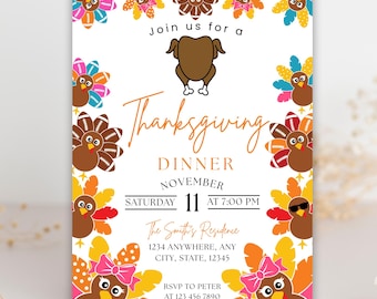 Op de afbeelding: Thanksgiving diner uitnodiging met een witte achtergrond en kleurrijke kalkoen illustraties. De uitnodiging bevat de tekst "Thanksgiving Dinner" en details voor het evenement, inclusief de datum, tijd en locatie.