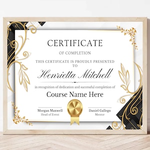 Może przedstawiać: Oprawiony certyfikat z białym tłem i złotymi i czarnymi elementami dekoracyjnymi. Certyfikat brzmi "CERTYFIKAT UKOŃCZENIA" i jest wręczany "Henriettcie Mitchell". Certyfikat zawiera tekst "Nazwa kursu tutaj".