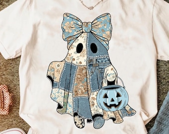 Könnte beinhalten: Weißes T-Shirt mit einem Patchwork-Geist-Design. Der Geist hat eine blaue Schleife, einen Körper im Jeans-Stil und einen blauen Kürbis-Eimer. Das Design verwendet Blumen- und Jeans-Patches, ideal für Halloween oder Herbst.