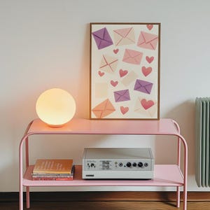 Impresión de cartas de amor, arte mural estético, regalo de mediados de siglo para un ser querido, impresión rosa y colorida, decoración artística con sobres de corazones, descarga digital