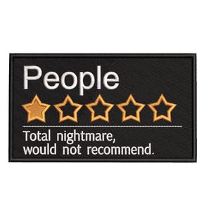 Könnte beinhalten: Schwarzer rechteckiger Aufnäher mit weißem Text "People" über einer Reihe von fünf goldenen Sternen, von denen einer gefüllt ist. Darunter steht "Total nightmare, would not recommend."