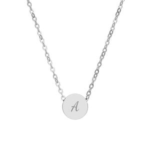 Può includere: Una collana color argento caratterizzata da una delicata catena a maglie e un piccolo ciondolo circolare. Il centro del disco liscio e rotondo è inciso con la lettera maiuscola A in un carattere corsivo classico ed elegante.