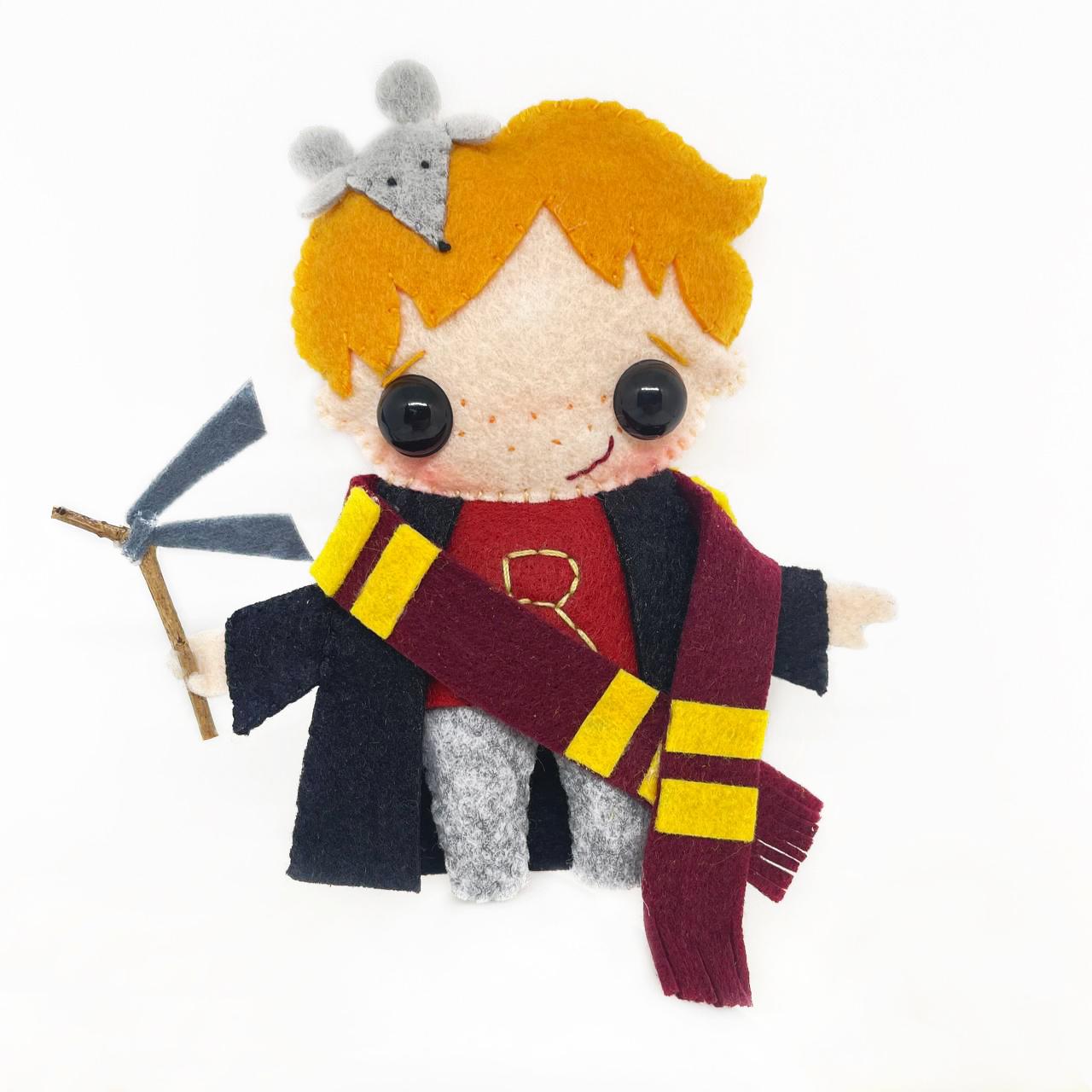 ウールフェルト魔法使いオーナメント 魔法使いの赤毛の男の子のオーナメント。フェルト模様のアップリケ